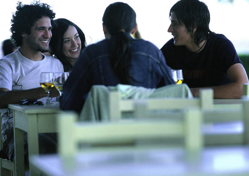 西方人,背部,头发,四个人,夫妻,伙伴,朋友,餐厅,坐,抱,笑,微笑,露齿笑,横图,室外,白天,正面,爱情,旅游,度假,友谊,成功,合作,团队,集体,信心,餐桌,桌子,椅子,欧洲,欧洲人,许多,阴影,朦胧,模糊,光线,影子,木椅,浪漫,依偎,注视,休闲装,娱乐,队伍,相视,蓝色,绿色,白色,黑色,阳光,观察,看,靠,靠着,倚靠,享受,休闲,面对面,休闲服,恩爱,放松,恋人,餐台,抱着,观看,对视,察看,搂着,倚着,成就,关注,相对,合伙,领袖,相看,依附,依赖,投靠,友情,男人,男性,年轻男性,年轻女性,女人,女性,白种人,情侣,搂,坐着,半身,彩图,餐馆,饭店,饭馆,伴侣