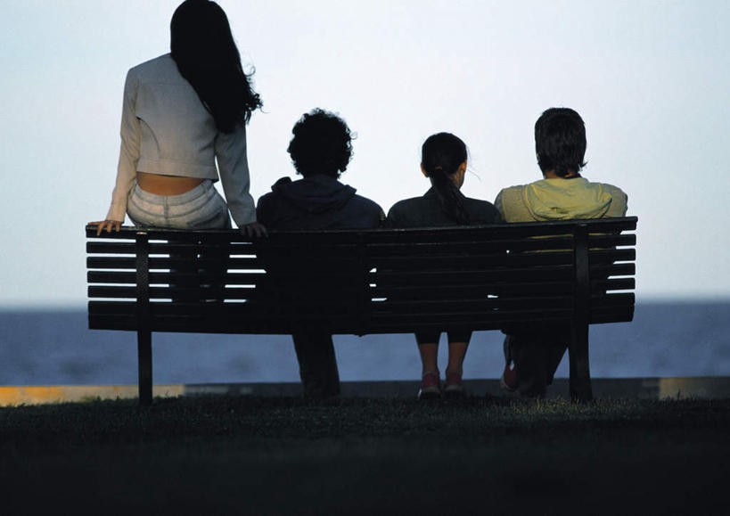 西方人,四个人,夫妻,伙伴,朋友,坐,摸,横图,室外,白天,爱情,旅游,度假,友谊,成功,合作,团队,集体,信心,草地,草坪,海浪,海洋,植物,椅子,欧洲,欧洲人,一排,撑,抚摸,阴影,整齐,光线,影子,木椅,浪花,云,云朵,浪漫,云彩,注视,休闲装,娱乐,队伍,草,排列,一个,背面,蓝色,绿色,白云,蓝天,天空,阳光,海水,天,观察,看,享受,休闲,休闲服,恩爱,放松,恋人,单个,观看,察看,撑着,成就,队列,关注,合伙,领袖,海景,友情,男人,男性,年轻男性,年轻女性,女人,女性,白种人,情侣,大海,风浪,海,海水的波动,近岸浪,涌浪,触摸,接触,坐着,彩图,全身,伴侣