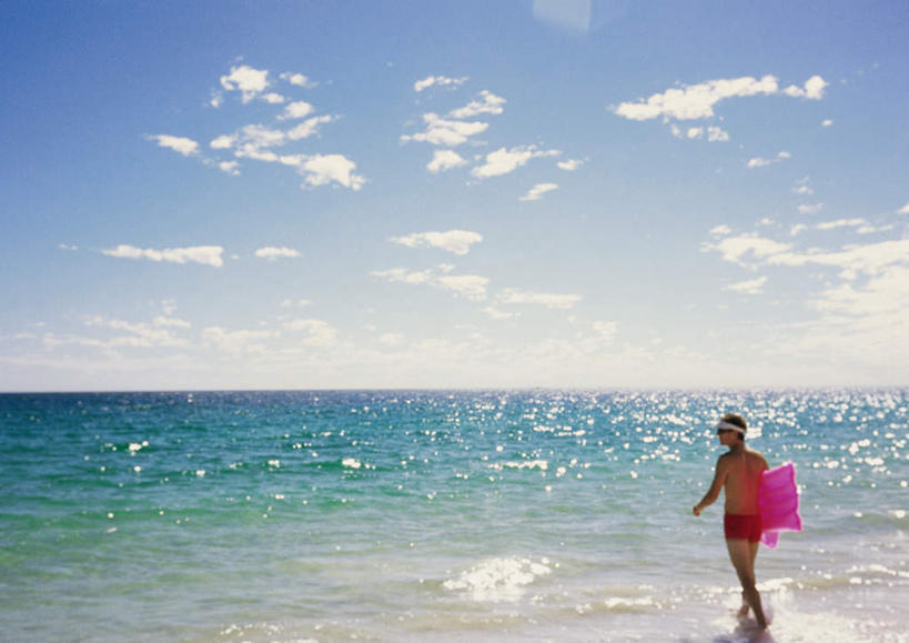 西方人,一个人,站,横图,室外,白天,旅游,度假,海浪,海洋,美景,沙滩,帽子,欧洲,欧洲人,仅一个男性,仅一个人,握,阴影,泳裤,光线,沙子,影子,海岸,景观,浪花,水平线,云,云朵,辽阔,海平线,沙地,拿,云彩,拿着,注视,娱乐,仅一个年轻男性,一个,背面,红色,蓝色,白色,白云,蓝天,天空,阳光,自然,海水,遮阳帽,天,观察,看,站着,享受,休闲,广阔,景色,放松,握着,单个,观看,一望无际,察看,关注,自然风光,海景,无边无际,一马平川,男人,男性,年轻男性,白种人,大海,风浪,海,海水的波动,海滩,近岸浪,涌浪,站立,彩图,全身,水天相接,水天一线