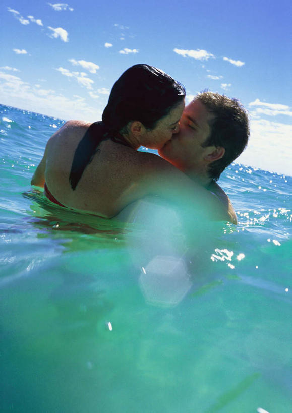 西方人,两个人,家庭,夫妻,站,闭眼,抱,吻,竖图,室外,白天,侧面,泳装,比基尼,爱情,旅游,度假,海浪,海洋,欧洲,欧洲人,阴影,光线,影子,浪花,云,云朵,浪漫,云彩,娱乐,裸露,相视,红色,蓝色,白云,蓝天,天空,阳光,海水,天,站着,享受,休闲,温暖,温馨,一家人,面对面,恩爱,放松,恋人,抱着,对视,和睦,搂着,裸,相对,海景,相看,男人,男性,年轻男性,年轻女性,女人,女性,白种人,情侣,大海,风浪,海,海水的波动,近岸浪,涌浪,闭眼睛,闭着眼,闭着眼睛,怀抱,搂,搂抱,亲,亲吻,相抱,拥抱,站立,半身,彩图,三点式,泳衣,伴侣,融洽