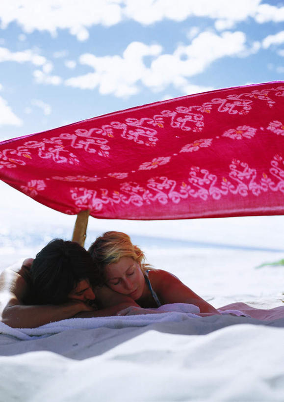 西方人,两个人,家庭,夫妻,抱,竖图,室外,白天,正面,泳装,比基尼,爱情,旅游,度假,海浪,海洋,欧洲,欧洲人,一把,阴影,光线,伞,影子,雨伞,遮阳伞,浪花,云,云朵,浪漫,云彩,注视,娱乐,阳伞,红色,蓝色,白云,蓝天,天空,阳光,海水,天,观察,看,趴着,享受,休闲,温暖,温馨,一家人,恩爱,放松,恋人,抱着,观看,和睦,察看,搂着,关注,海景,男人,男性,年轻男性,年轻女性,女人,女性,白种人,情侣,大海,风浪,海,海水的波动,近岸浪,涌浪,怀抱,搂,搂抱,趴,相抱,拥抱,彩图,全身,三点式,泳衣,伴侣,融洽