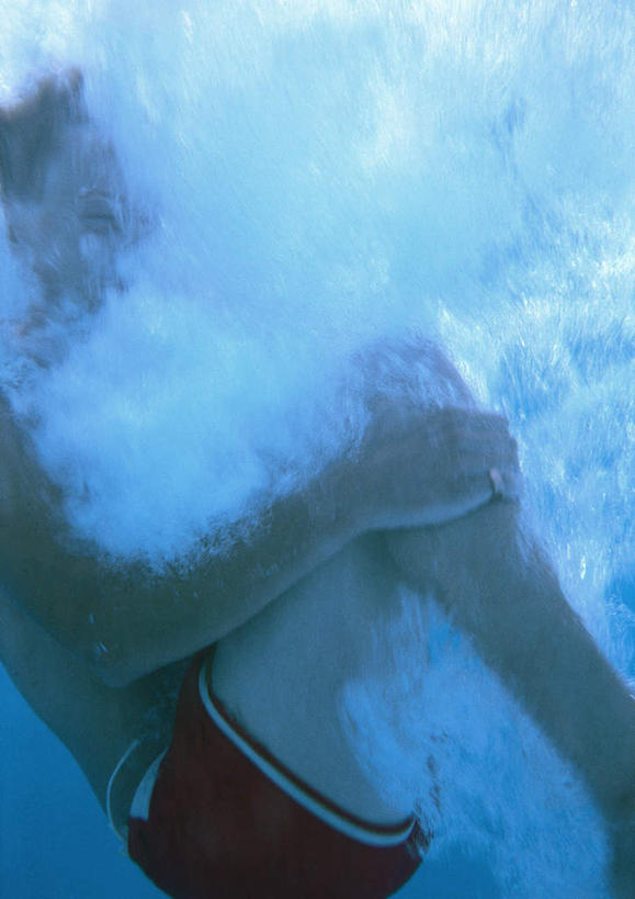 游泳,西方人,一个人,体育馆,游泳池,闭眼,摸,竖图,室外,白天,侧面,锻炼,旅游,度假,运动,水,欧洲,欧洲人,仅一个男性,仅一个人,抚摸,阴影,波纹,泳裤,光线,影子,气泡,水池,水面,娱乐,泳池,仅一个年轻男性,红色,水纹,阳光,泡泡,波浪,享受,休闲,放松,游泳馆,体育,男人,男性,年轻男性,白种人,闭眼睛,闭着眼,闭着眼睛,触摸,接触,半身,彩图,健身