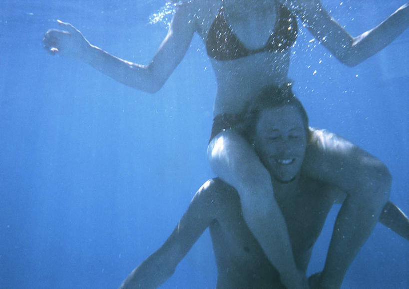 游泳,西方人,两个人,家庭,夫妻,体育馆,游泳池,站,坐,举,伸展双臂,笑,微笑,露齿笑,横图,室外,白天,正面,爱情,旅游,度假,水,欧洲,欧洲人,波纹,气泡,水池,水面,浪漫,注视,娱乐,泳池,水纹,泡泡,波浪,观察,看,托,站着,享受,休闲,温暖,温馨,一家人,恩爱,放松,恋人,观看,和睦,察看,游泳馆,关注,男人,男性,年轻男性,年轻女性,女人,女性,白种人,情侣,敞开双臂,举起,举手,举着,伸开双臂,向上举,向上伸,向上托,展开双肩,站立,张开手臂,张开双臂,坐着,半身,彩图,伴侣,融洽