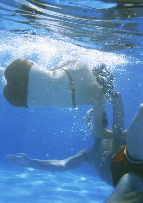 游泳,西方人,两个人,家庭,夫妻,体育馆,游泳池,躺,笑,摸,微笑,露齿笑,竖图,室外,白天,正面,泳装,比基尼,爱情,旅游,度假,水,欧洲,欧洲人,撑,抚摸,阴影,波纹,泳裤,光线,影子,水池,水面,浪漫,注视,娱乐,泳池,红色,水纹,阳光,波浪,观察,看,享受,休闲,温暖,温馨,一家人,恩爱,放松,恋人,观看,和睦,察看,游泳馆,撑着,关注,卧着,男人,男性,年轻男性,年轻女性,女人,女性,白种人,情侣,触摸,接触,躺着,卧,半身,彩图,三点式,泳衣,伴侣,融洽