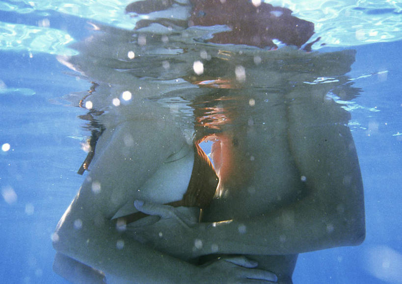 西方人,两个人,家庭,夫妻,体育馆,游泳池,站,抱,摸,吻,横图,室外,白天,侧面,泳装,比基尼,爱情,旅游,度假,水,欧洲,欧洲人,抚摸,阴影,波纹,光线,影子,水池,水面,浪漫,娱乐,泳池,裸露,红色,水纹,阳光,波浪,站着,享受,休闲,温暖,温馨,一家人,恩爱,放松,恋人,赤裸,抱着,和睦,游泳馆,搂着,裸,男人,男性,年轻男性,年轻女性,女人,女性,白种人,情侣,触摸,怀抱,接触,接吻,搂,搂抱,亲,亲吻,亲嘴,相抱,拥抱,站立,半身,彩图,三点式,泳衣,伴侣,融洽