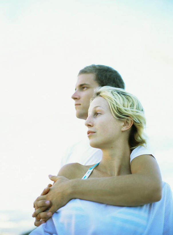 西方人,头发,两个人,家庭,夫妻,站,抱,笑,微笑,露齿笑,竖图,室外,白天,正面,爱情,旅游,度假,欧洲,欧洲人,阴影,光线,影子,云,云朵,浪漫,云彩,依偎,注视,休闲装,娱乐,黄色,蓝色,白云,蓝天,天空,阳光,天,观察,看,靠,靠着,倚靠,站着,享受,休闲,温暖,温馨,一家人,休闲服,恩爱,放松,恋人,抱着,观看,和睦,察看,搂着,倚着,关注,依附,依赖,投靠,男人,男性,年轻男性,年轻女性,女人,女性,白种人,情侣,怀抱,搂,搂抱,相抱,拥抱,站立,半身,彩图,伴侣,融洽