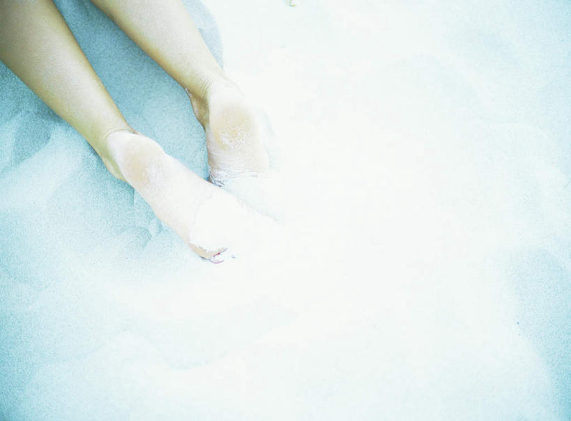 西方人,腿部,脚,脚趾,脚后跟,脚背,踝,腿,一个人,横图,俯视,室外,特写,白天,旅游,度假,沙滩,欧洲,欧洲人,仅一个年轻女性,仅一个女性,仅一个人,阴影,光线,沙子,影子,海岸,沙地,娱乐,阳光,享受,休闲,放松,年轻女性,女人,女性,白种人,脚底,海滩,半身,彩图,高角度拍摄