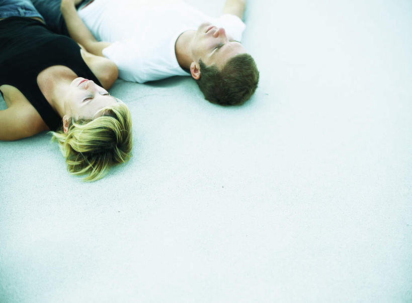 西方人,头发,两个人,家庭,夫妻,躺,笑,微笑,露齿笑,横图,俯视,室外,白天,爱情,旅游,度假,沙滩,欧洲,欧洲人,阴影,光线,沙子,影子,海岸,沙地,浪漫,注视,休闲装,娱乐,黄色,白色,黑色,阳光,观察,看,享受,休闲,温暖,温馨,一家人,休闲服,恩爱,放松,恋人,观看,和睦,察看,关注,卧着,男人,男性,年轻男性,年轻女性,女人,女性,白种人,情侣,海滩,躺着,卧,半身,彩图,高角度拍摄,伴侣,融洽