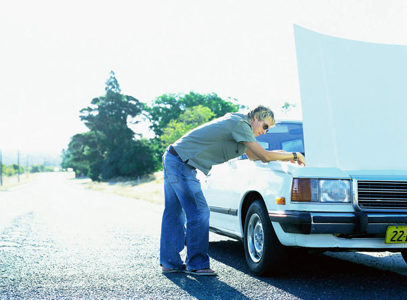 西方人,一个人,站,摸,横图,室外,白天,侧面,旅游,度假,草地,草坪,美景,植物,道路,路,汽车,欧洲,欧洲人,仅一个男性,仅一个人,一辆,抚摸,弯腰,阴影,光线,影子,景观,云,云朵,小路,交通,云彩,注视,休闲装,娱乐,车,草,树,树木,仅一个年轻男性,蓝色,绿色,灰色,白云,蓝天,天空,阳光,自然,交通工具,轿车,天,低头,观察,看,站着,享受,休闲,休闲服,景色,放松,生长,成长,观看,察看,操作,关注,自然风光,弯身,男人,男性,年轻男性,白种人,触摸,接触,站立,彩图,全身