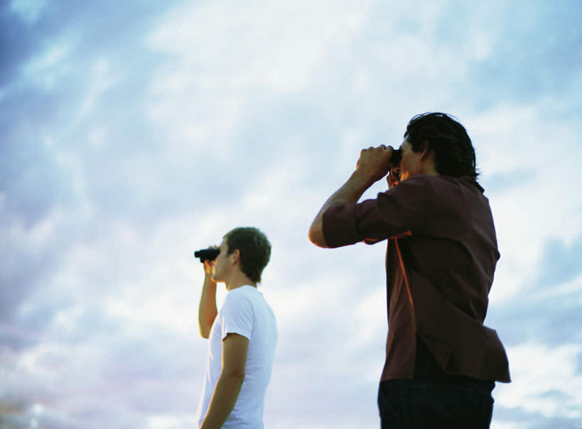 西方人,两个人,伙伴,朋友,站,举,摸,横图,室外,白天,仰视,旅游,度假,友谊,仪器,科技,欧洲,欧洲人,抚摸,眺望,握,阴影,检查,研究,反射,分析,光线,科学,望远镜,影子,云,云朵,拿,云彩,拿着,注视,休闲装,娱乐,两个,蓝色,白云,蓝天,天空,阳光,天,观察,看,托,站着,享受,休闲,休闲服,放松,清晰,探索,握着,放大,观看,仔细,科研,察看,科学技术,瞭望,聚焦,关注,远视镜,瞭望镜,光学,清楚,友情,男人,男性,年轻男性,白种人,触摸,接触,举起,举手,举着,向上举,向上伸,向上托,站立,半身,彩图,低角度拍摄,光学仪器,千里镜