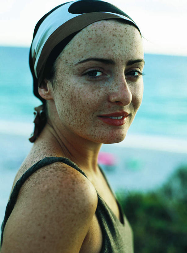 西方人,一个人,站,笑,微笑,露齿笑,竖图,室外,特写,白天,侧面,旅游,度假,海浪,海洋,沙滩,植物,欧洲,欧洲人,仅一个年轻女性,仅一个女性,仅一个人,阴影,光线,沙子,束发带,头巾,影子,海岸,浪花,云,云朵,沙地,云彩,注视,休闲装,娱乐,树,树木,一个,蓝色,绿色,白云,蓝天,天空,阳光,自然,海水,天,观察,看,站着,转头,享受,休闲,休闲服,放松,生长,单个,成长,观看,察看,关注,海景,年轻女性,女人,女性,白种人,大海,风浪,海,海水的波动,海滩,近岸浪,涌浪,站立,半身,彩图