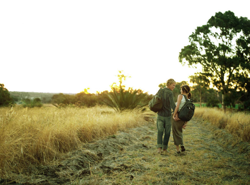 西方人,两个人,家庭,夫妻,站,握手,笑,摸,微笑,露齿笑,横图,室外,白天,爱情,旅游,度假,草地,草坪,植物,道路,路,欧洲,欧洲人,抚摸,阴影,光线,包,书包,影子,云,云朵,小路,交通,浪漫,云彩,注视,休闲装,娱乐,草,树,树木,两个,背面,蓝色,绿色,白云,蓝天,天空,阳光,自然,背包,天,观察,看,站着,享受,休闲,温暖,温馨,一家人,休闲服,恩爱,放松,恋人,生长,成长,观看,和睦,察看,关注,男人,男性,年轻男性,年轻女性,女人,女性,白种人,情侣,触摸,接触,拉手,手拉手,手握手,站立,彩图,全身,伴侣,融洽,双肩包
