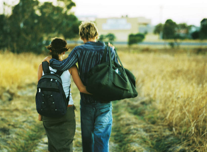 西方人,头发,两个人,家庭,夫妻,家,站,走,抱,摸,横图,室外,白天,爱情,旅游,度假,植物,欧洲,欧洲人,抚摸,阴影,光线,包,书包,影子,房屋,屋子,云,云朵,浪漫,云彩,拎,休闲装,娱乐,楼房,住宅,树,树木,两个,背面,黄色,蓝色,绿色,白云,蓝天,天空,阳光,自然,背包,天,站着,享受,休闲,温暖,温馨,一家人,休闲服,恩爱,放松,恋人,生长,成长,抱着,和睦,搂着,男人,男性,年轻男性,年轻女性,女人,女性,白种人,情侣,步行,触摸,怀抱,接触,搂,搂抱,散步,相抱,拥抱,站立,走路,半身,彩图,房子,伴侣,融洽,双肩包,拎着