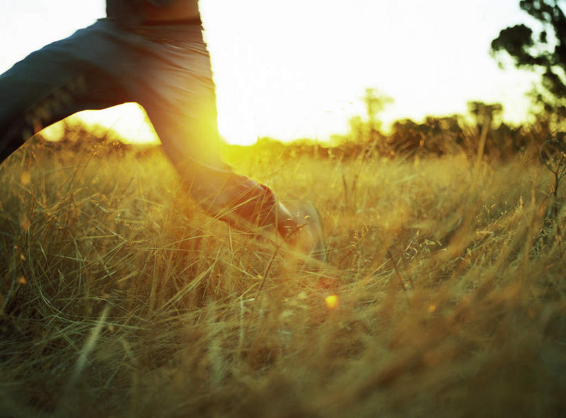 西方人,腿部,腿,一个人,站,跑,横图,室外,白天,侧面,锻炼,旅游,度假,运动,草地,草坪,植物,欧洲,欧洲人,仅一个男性,仅一个人,一条,阴影,裤子,光线,影子,云,云朵,云彩,牛仔裤,娱乐,草,树,树木,仅一个年轻男性,蓝色,绿色,白云,蓝天,天空,阳光,自然,天,站着,享受,休闲,放松,生长,成长,体育,男人,男性,年轻男性,白种人,跑步,站立,半身,彩图,健身