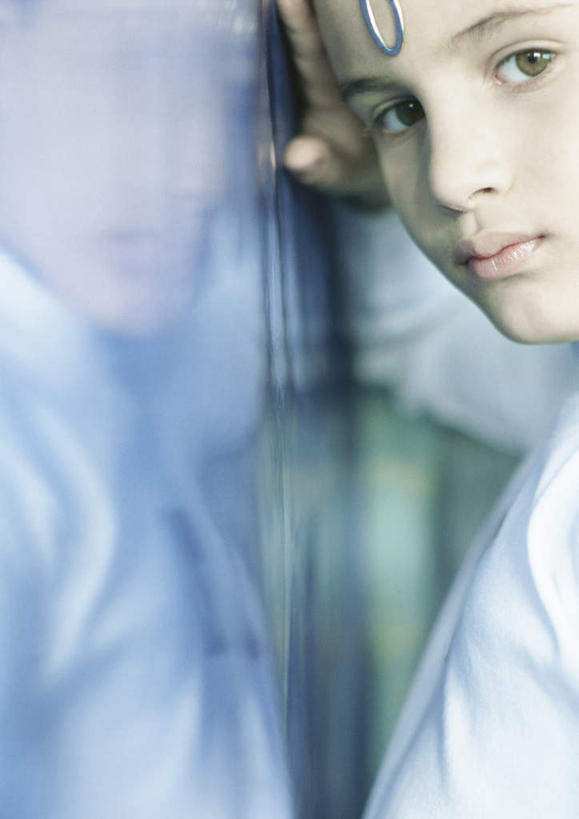 西方人,儿童,脸,头,脸颊,头发,一个人,站,笑,摸,微笑,竖图,室内,白天,侧面,欧洲,欧洲人,仅一个女性,仅一个人,撑,抚摸,阴影,反射,光线,影子,墙,注视,休闲装,墙壁,墙面,小孩,白色,黑色,阳光,观察,看,站着,转头,仅一个小孩,休闲,休闲服,观看,察看,撑着,关注,女孩,女人,女性,白种人,孩子,头部,脸部,脸蛋,面部,触摸,接触,站立,半身,彩图,女生