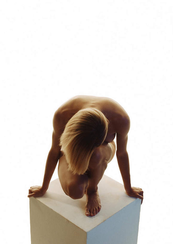 西方人,头发,一个人,蹲,摸,竖图,俯视,室内,白天,白色背景,欧洲,欧洲人,仅一个年轻女性,仅一个女性,仅一个人,撑,抚摸,弯腰,阴影,反射,方块,影子,背光,裸露,一个,黄色,白色,低头,摄影,影棚,单个,赤裸,皮肤,踮脚,撑着,裸,逆光,弯身,年轻女性,女人,女性,白种人,长发,触摸,蹲着,接触,彩图,高角度拍摄,全身,影棚拍摄,拍摄