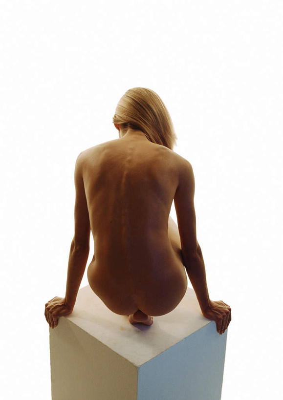 西方人,头发,一个人,蹲,摸,竖图,俯视,室内,白天,白色背景,欧洲,欧洲人,仅一个年轻女性,仅一个女性,仅一个人,撑,抚摸,弯腰,阴影,反射,方块,影子,背光,裸露,一个,黄色,白色,低头,摄影,影棚,单个,赤裸,皮肤,踮脚,撑着,裸,逆光,弯身,年轻女性,女人,女性,白种人,长发,触摸,蹲着,接触,彩图,高角度拍摄,全身,影棚拍摄,拍摄