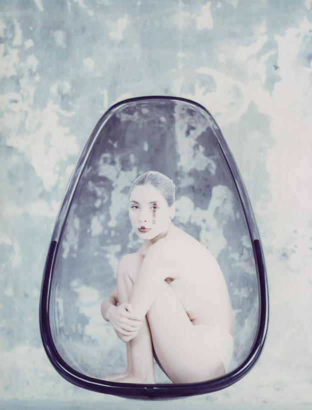 西方人,头发,一个人,坐,抱,笑,摸,微笑,竖图,室内,白天,侧面,化妆,美容,椅子,欧洲,欧洲人,仅一个年轻女性,仅一个女性,仅一个人,一把,抚摸,花纹,内衣,装饰,纹路,束发带,纹理,墙,注视,墙壁,墙面,一个,衣服,黄色,红色,紫色,白色,彩妆,观察,看,靠,靠着,倚靠,转头,单个,抱着,观看,点缀,察看,倚着,关注,球椅,太空椅,鸡蛋椅,年轻女性,女人,女性,白种人,触摸,接触,坐着,彩图,全身,头带