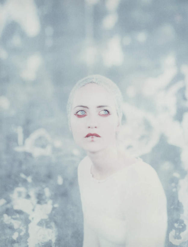 西方人,头发,一个人,坐,笑,微笑,竖图,室内,特写,白天,侧面,化妆,美容,欧洲,欧洲人,仅一个年轻女性,仅一个女性,仅一个人,花纹,内衣,装饰,纹路,束发带,纹理,墙,注视,墙壁,墙面,一个,衣服,黄色,白色,彩妆,观察,看,转头,单个,观看,点缀,察看,关注,年轻女性,女人,女性,白种人,坐着,半身,彩图,头带