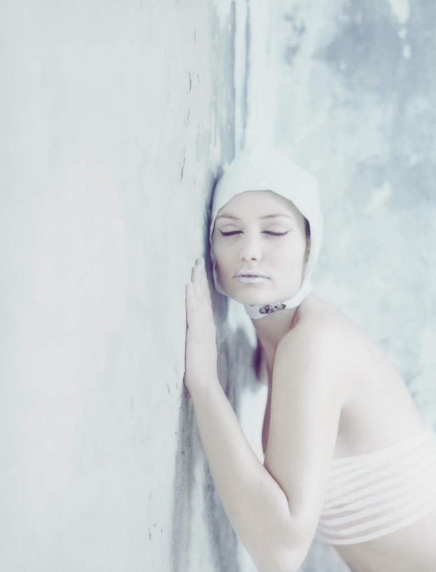 西方人,头发,一个人,站,闭眼,笑,摸,微笑,竖图,室内,白天,侧面,化妆,美容,欧洲,欧洲人,仅一个年轻女性,仅一个女性,仅一个人,抚摸,花纹,内衣,装饰,纹路,束发带,纹理,墙,银色,墙壁,墙面,一个,衣服,黄色,白色,彩妆,靠,靠着,倚靠,站着,单个,点缀,倚着,年轻女性,女人,女性,白种人,闭眼睛,闭着眼,闭着眼睛,触摸,接触,站立,半身,彩图,头带