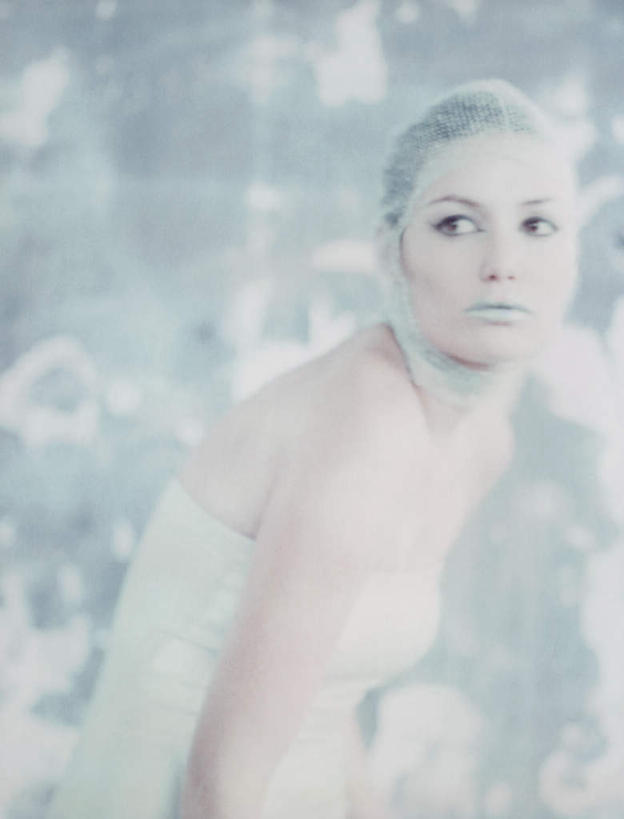 西方人,头发,一个人,站,笑,微笑,竖图,室内,白天,侧面,化妆,美容,欧洲,欧洲人,仅一个年轻女性,仅一个女性,仅一个人,弯腰,花纹,内衣,装饰,纹路,束发带,纹理,墙,注视,墙壁,墙面,一个,衣服,黄色,白色,彩妆,观察,看,站着,转头,单个,观看,点缀,察看,关注,弯身,年轻女性,女人,女性,白种人,站立,半身,彩图,头带