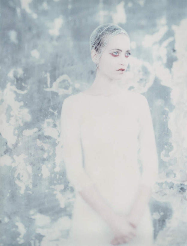 西方人,头发,一个人,站,摸,竖图,室内,白天,正面,裙子,化妆,美容,欧洲,欧洲人,仅一个年轻女性,仅一个女性,仅一个人,抚摸,花纹,连衣裙,装饰,纹路,束发带,纹理,墙,注视,墙壁,墙面,一个,黄色,白色,彩妆,观察,看,手放前,站着,转头,单个,观看,点缀,察看,关注,年轻女性,女人,女性,白种人,触摸,接触,站立,半身,彩图,头带