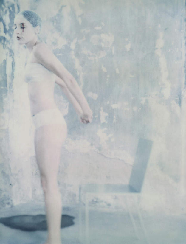 西方人,头发,一个人,站,闭眼,伸展双臂,笑,微笑,竖图,室内,白天,侧面,化妆,美容,欧洲,欧洲人,仅一个年轻女性,仅一个女性,仅一个人,一块,花纹,内衣,装饰,纹路,束发带,纹理,墙,地面,墙壁,墙面,一个,衣服,黄色,红色,白色,黑色,彩妆,站着,单个,点缀,年轻女性,女人,女性,白种人,闭眼睛,闭着眼,闭着眼睛,敞开双臂,伸开双臂,展开双肩,站立,张开手臂,张开双臂,半身,彩图,头带