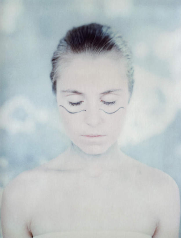 西方人,脸,头,脸颊,头发,一个人,闭眼,笑,微笑,竖图,室内,特写,白天,正面,化妆,美容,欧洲,欧洲人,仅一个年轻女性,仅一个女性,仅一个人,花纹,内衣,装饰,纹路,纹理,墙,墙壁,墙面,衣服,黄色,白色,黑色,彩妆,点缀,年轻女性,女人,女性,白种人,头部,脸部,脸蛋,面部,闭眼睛,闭着眼,闭着眼睛,半身,彩图