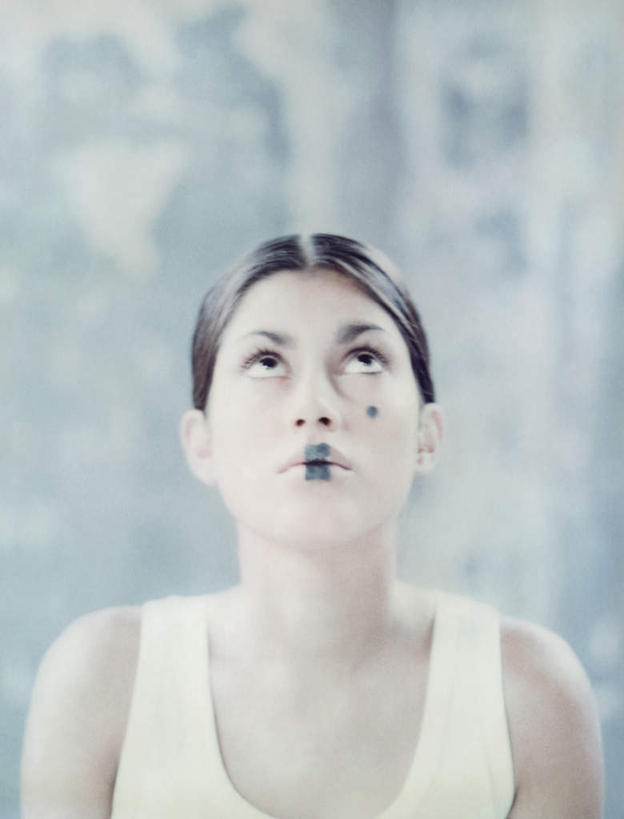 西方人,脸,头,脸颊,头发,一个人,竖图,室内,特写,白天,正面,裙子,化妆,美容,欧洲,欧洲人,仅一个年轻女性,仅一个女性,仅一个人,花纹,连衣裙,装饰,纹路,纹理,墙,注视,墙壁,墙面,黄色,绿色,白色,彩妆,观察,看,观看,点缀,察看,关注,年轻女性,女人,女性,白种人,头部,脸部,脸蛋,面部,抬头,仰头,半身,彩图