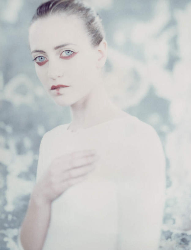 西方人,头发,一个人,站,举,笑,摸,微笑,露齿笑,竖图,室内,白天,侧面,化妆,美容,欧洲,欧洲人,仅一个年轻女性,仅一个女性,仅一个人,抚摸,花纹,内衣,装饰,纹路,纹理,墙,注视,墙壁,墙面,衣服,黄色,红色,白色,彩妆,观察,看,托,站着,转头,观看,点缀,察看,关注,年轻女性,女人,女性,白种人,触摸,接触,举起,举手,举着,向上举,向上伸,向上托,站立,半身,彩图