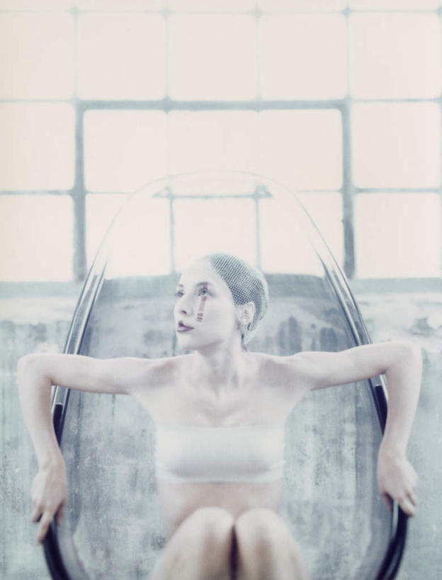 西方人,头发,一个人,坐,伸展双臂,摸,竖图,室内,白天,正面,化妆,美容,窗户,椅子,欧洲,欧洲人,仅一个年轻女性,仅一个女性,仅一个人,一把,一排,许多,撑,抚摸,阴影,花纹,整齐,装饰,光线,纹路,方格,束发带,纹理,影子,墙,注视,玻璃窗,墙壁,墙面,排列,一个,黄色,红色,白色,阳光,彩妆,观察,看,靠,靠着,倚靠,转头,单个,观看,点缀,察看,撑着,倚着,队列,关注,球椅,太空椅,鸡蛋椅,年轻女性,女人,女性,白种人,敞开双臂,触摸,接触,伸开双臂,展开双肩,张开手臂,张开双臂,坐着,半身,彩图,头带