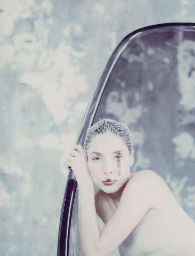 西方人,头发,一个人,坐,笑,摸,微笑,竖图,室内,白天,正面,化妆,美容,椅子,欧洲,欧洲人,仅一个年轻女性,仅一个女性,仅一个人,一把,抚摸,花纹,装饰,纹路,束发带,纹理,墙,注视,墙壁,墙面,一个,黄色,红色,紫色,白色,彩妆,观察,看,靠,靠着,倚靠,单个,观看,点缀,察看,倚着,关注,球椅,太空椅,鸡蛋椅,年轻女性,女人,女性,白种人,触摸,接触,坐着,半身,彩图,头带