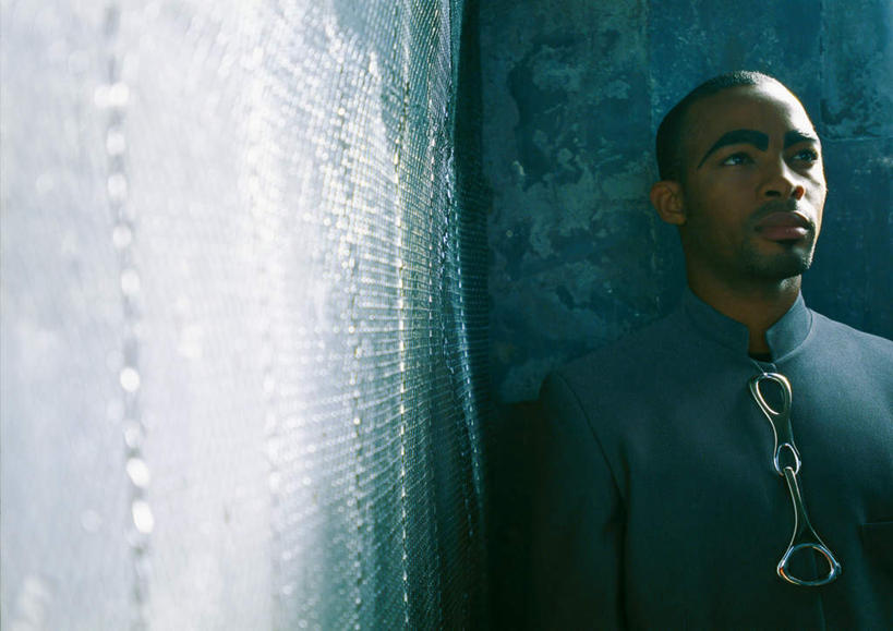 西方人,胡须,秃头,一个人,科学家,站,笑,微笑,横图,室内,白天,正面,工作服,制服,实验,欧洲,欧洲人,仅一个男性,仅一个人,阴影,研究,光线,科学,影子,墙,实验室,研究室,注视,墙壁,墙面,仅一个年轻男性,绿色,阳光,观察,看,靠,靠着,倚靠,站着,观看,科研,察看,倚着,关注,化验,检验,研究所,科学研究者,化验室,检验室,工作制服,男人,男性,年轻男性,白种人,光头,胡子,络腮胡,无发,科学工作者,站立,半身,彩图,工作套服