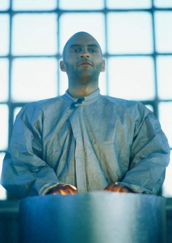 西方人,胡须,秃头,一个人,科学家,站,闭眼,笑,摸,微笑,竖图,室内,白天,正面,工作服,制服,鼠标,键盘,实验,桌子,欧洲,欧洲人,仅一个男性,仅一个人,一排,许多,撑,抚摸,阴影,研究,整齐,光线,科学,方格,影子,办公桌,实验室,研究室,输入设备,通讯设备,排列,仅一个年轻男性,绿色,阳光,站着,科研,撑着,队列,化验,通信设备,检验,研究所,科学研究者,化验室,检验室,工作制服,男人,男性,年轻男性,白种人,光头,胡子,络腮胡,无发,科学工作者,闭眼睛,闭着眼,闭着眼睛,触摸,接触,站立,半身,彩图,工作套服