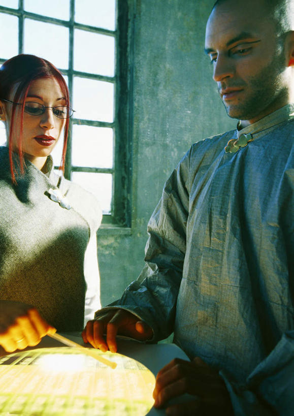 西方人,两个人,伙伴,朋友,科学家,站,摸,竖图,室内,白天,正面,工作服,制服,友谊,键盘,实验,窗户,欧洲,欧洲人,一排,许多,抚摸,指,阴影,研究,整齐,光线,科学,方格,影子,墙,实验室,研究室,灯光,注视,方向,输入设备,通讯设备,玻璃窗,墙壁,墙面,排列,黄色,白色,阳光,低头,观察,看,手势,站着,观看,科研,察看,指向,队列,关注,化验,通信设备,检验,研究所,科学研究者,化验室,检验室,工作制服,友情,按键,男人,男性,年轻男性,年轻女性,女人,女性,白种人,科学工作者,触摸,接触,站立,半身,彩图,工作套服