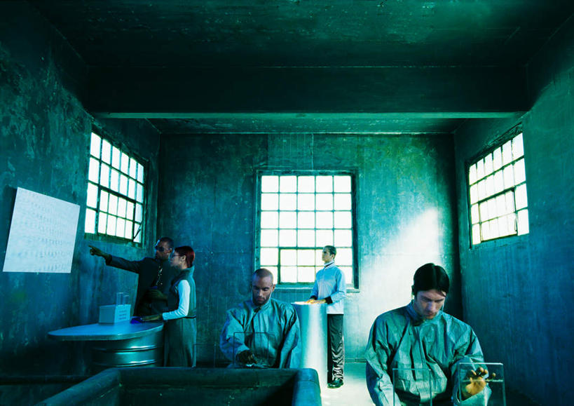 西方人,伙伴,同事,朋友,科学家,站,坐,举,笑,说,微笑,横图,室内,白天,正面,工作服,制服,讨论,友谊,成功,合作,团队,集体,信心,电脑,笔记本电脑,显示器,实验,窗户,欧洲,欧洲人,五个人,一排,许多,阴影,研究,整齐,光线,科学,网络,方格,屏幕,影子,墙,实验室,研究室,许多人,注视,通讯设备,显示屏,队伍,玻璃窗,墙壁,墙面,排列,阳光,观察,看,托,站着,转头,一群人,观看,科研,察看,无线,领导,成就,队列,关注,化验,通信设备,无线网络,检验,合伙,领袖,研究所,无线上网,便携式电脑,输出设备,科学研究者,化验室,检验室,工作制服,交流,友情,手提电脑,男人,男性,年轻男性,年轻女性,女人,女性,白种人,科学工作者,沟通,讲话,交谈,举起,举手,举着,商讨,说话,谈话,向上举,向上伸,向上托,站立,坐着,半身,彩图,工作套服