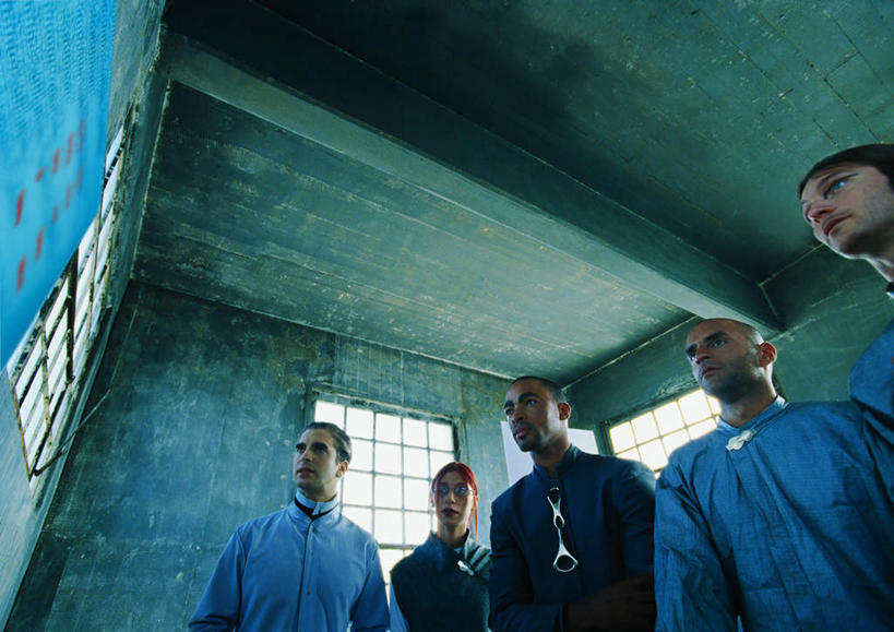 西方人,伙伴,同事,朋友,科学家,站,说,横图,室内,白天,仰视,工作服,制服,讨论,友谊,成功,合作,团队,集体,信心,电脑,笔记本电脑,显示器,实验,窗户,欧洲,欧洲人,五个人,一排,许多,阴影,研究,整齐,光线,科学,网络,方格,屏幕,影子,墙,实验室,研究室,许多人,注视,通讯设备,显示屏,队伍,玻璃窗,墙壁,墙面,排列,阳光,观察,看,站着,一群人,观看,科研,察看,无线,领导,成就,队列,关注,化验,通信设备,无线网络,检验,合伙,领袖,研究所,无线上网,便携式电脑,输出设备,科学研究者,化验室,检验室,工作制服,交流,友情,手提电脑,男人,男性,年轻男性,年轻女性,女人,女性,白种人,科学工作者,沟通,讲话,交谈,商讨,说话,谈话,站立,半身,彩图,低角度拍摄,工作套服