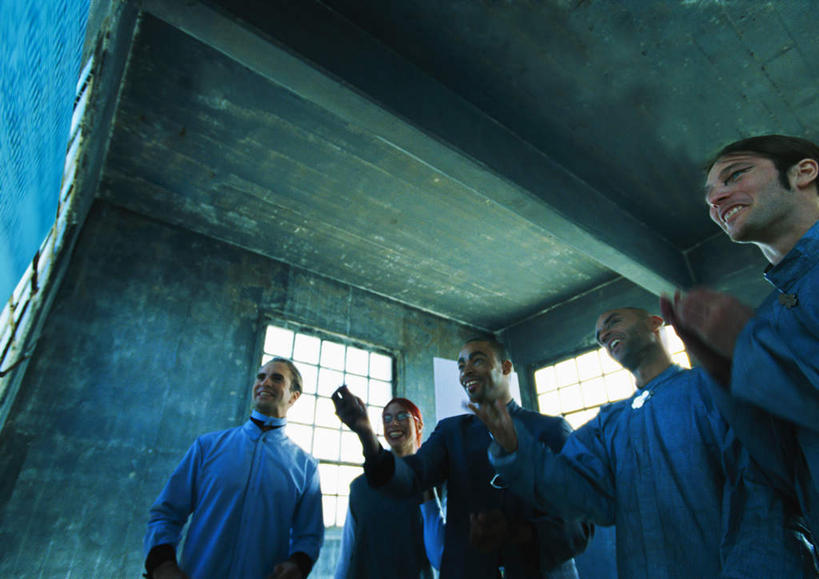 西方人,伙伴,同事,朋友,科学家,站,笑,说,微笑,露齿笑,横图,室内,白天,仰视,工作服,制服,讨论,快乐,兴奋,友谊,骄傲,成功,胜利,合作,团队,集体,信心,电脑,笔记本电脑,显示器,实验,窗户,欧洲,欧洲人,五个人,一排,许多,击掌,指,阴影,研究,整齐,光线,科学,网络,方格,屏幕,影子,墙,实验室,研究室,许多人,注视,方向,通讯设备,显示屏,队伍,玻璃窗,墙壁,墙面,排列,阳光,观察,看,手势,站着,一群人,自信,观看,科研,察看,无线,领导,指向,成就,队列,关注,化验,通信设备,无线网络,检验,合伙,领袖,研究所,无线上网,便携式电脑,输出设备,科学研究者,化验室,检验室,工作制服,交流,友情,手提电脑,男人,男性,年轻男性,年轻女性,女人,女性,白种人,科学工作者,沟通,讲话,交谈,拍手,商讨,说话,谈话,站立,半身,彩图,低角度拍摄,工作套服,欢乐,开心