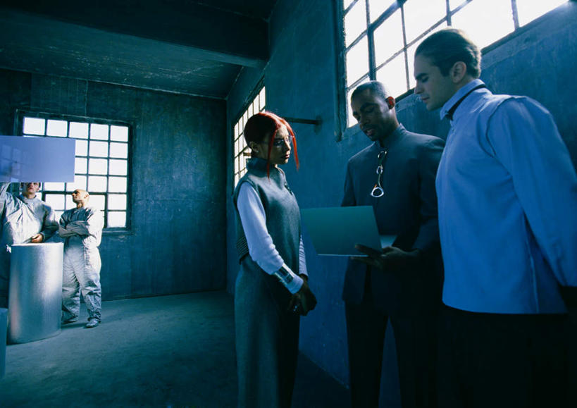 西方人,伙伴,同事,朋友,科学家,站,笑,说,微笑,露齿笑,横图,室内,白天,正面,讨论,友谊,成功,合作,团队,集体,信心,电脑,笔记本电脑,显示器,实验,窗户,桌子,欧洲,欧洲人,五个人,一排,许多,敲打,阴影,研究,整齐,光线,科学,网络,方格,屏幕,影子,办公桌,墙,实验室,研究室,许多人,注视,输入,通讯设备,显示屏,队伍,玻璃窗,墙壁,墙面,排列,阳光,打字,低头,观察,看,站着,一群人,观看,点击,敲击,科研,察看,无线,领导,成就,队列,关注,化验,通信设备,无线网络,检验,合伙,领袖,研究所,无线上网,便携式电脑,输出设备,科学研究者,化验室,检验室,交流,友情,按键,手提电脑,男人,男性,年轻男性,年轻女性,女人,女性,白种人,科学工作者,沟通,讲话,交谈,商讨,说话,谈话,站立,半身,彩图