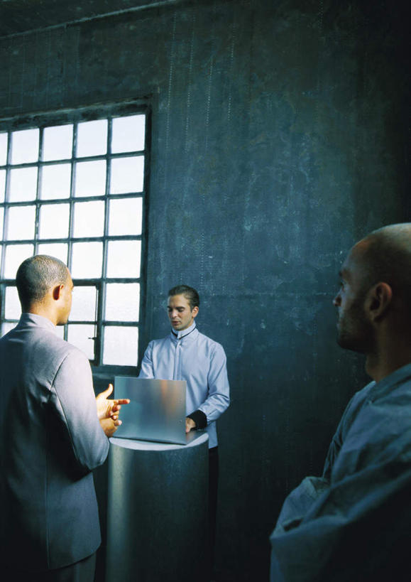 西方人,背部,三个人,伙伴,同事,朋友,科学家,站,笑,摸,微笑,露齿笑,竖图,室内,白天,正面,工作服,制服,友谊,成功,合作,团队,集体,信心,电脑,笔记本电脑,实验,窗户,桌子,欧洲,欧洲人,一排,许多,抚摸,敲打,阴影,研究,整齐,光线,科学,网络,方格,影子,办公桌,墙,实验室,研究室,注视,输入,通讯设备,队伍,玻璃窗,相视,墙壁,墙面,排列,阳光,打字,观察,看,站着,面对面,观看,对视,点击,一台,敲击,科研,察看,无线,领导,成就,队列,关注,化验,通信设备,相对,无线网络,检验,合伙,领袖,研究所,无线上网,便携式电脑,科学研究者,相看,化验室,检验室,工作制服,友情,按键,手提电脑,男人,男性,年轻男性,白种人,科学工作者,触摸,接触,站立,半身,彩图,工作套服