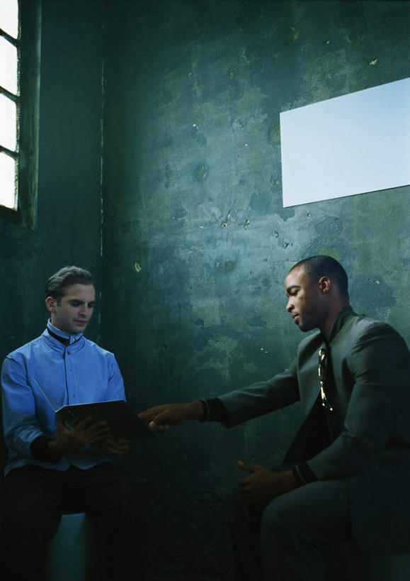 西方人,两个人,伙伴,朋友,科学家,站,笑,微笑,露齿笑,竖图,室内,白天,正面,工作服,制服,友谊,电脑,笔记本电脑,实验,窗户,桌子,欧洲,欧洲人,一排,许多,敲打,指,阴影,研究,整齐,光线,科学,网络,方格,影子,办公桌,墙,实验室,研究室,注视,方向,输入,通讯设备,玻璃窗,墙壁,墙面,排列,阳光,打字,低头,观察,看,手势,站着,观看,点击,敲击,科研,察看,无线,指向,队列,关注,化验,通信设备,无线网络,检验,研究所,无线上网,便携式电脑,科学研究者,化验室,检验室,工作制服,友情,按键,手提电脑,男人,男性,年轻男性,白种人,科学工作者,站立,半身,彩图,工作套服