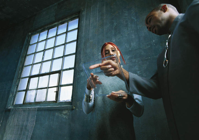 西方人,头发,秃头,两个人,伙伴,朋友,科学家,站,笑,说,微笑,横图,室内,白天,仰视,工作服,制服,讨论,友谊,实验,窗户,欧洲,欧洲人,一排,许多,指,阴影,研究,整齐,光线,科学,方格,影子,墙,实验室,研究室,注视,方向,玻璃窗,墙壁,墙面,排列,红色,阳光,观察,看,手势,站着,观看,科研,察看,指向,队列,关注,化验,检验,研究所,科学研究者,化验室,检验室,工作制服,交流,友情,男人,男性,年轻男性,年轻女性,女人,女性,白种人,光头,无发,科学工作者,沟通,讲话,交谈,商讨,说话,谈话,站立,半身,彩图,低角度拍摄,工作套服