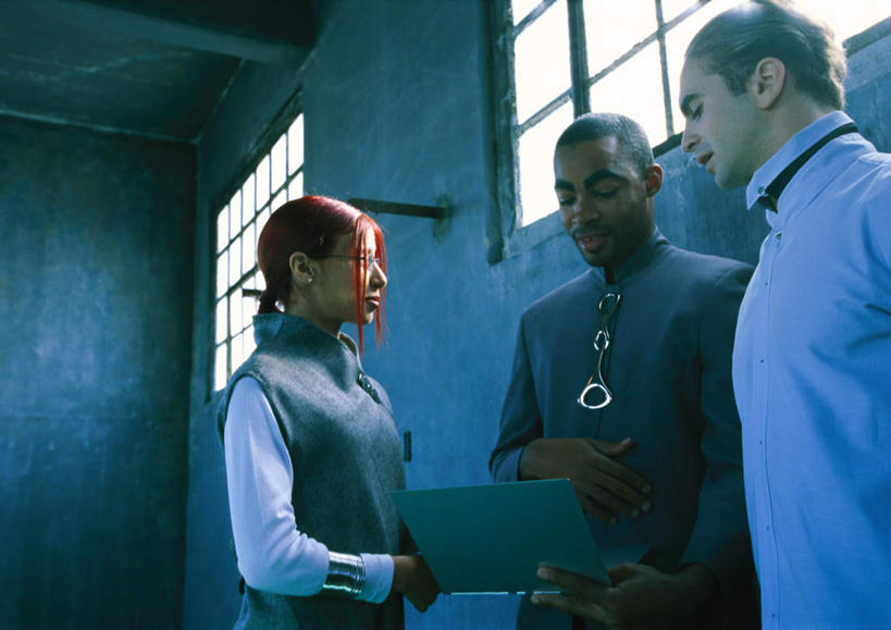 西方人,头发,秃头,伙伴,同事,朋友,科学家,站,捧,笑,说,微笑,露齿笑,横图,室内,白天,正面,工作服,制服,讨论,友谊,成功,合作,团队,集体,信心,电脑,笔记本电脑,实验,窗户,欧洲,欧洲人,五个人,一排,许多,敲打,握,研究,整齐,科学,网络,方格,墙,实验室,研究室,许多人,拿,拿着,输入,通讯设备,队伍,玻璃窗,墙壁,墙面,排列,红色,打字,站着,一群人,握着,点击,敲击,科研,无线,领导,成就,队列,化验,通信设备,无线网络,检验,合伙,领袖,研究所,无线上网,便携式电脑,科学研究者,化验室,检验室,工作制服,交流,友情,按键,手提电脑,男人,男性,年轻男性,年轻女性,女人,女性,白种人,光头,无发,科学工作者,端,端着,沟通,讲话,交谈,捧着,商讨,手捧,说话,谈话,站立,半身,彩图,工作套服