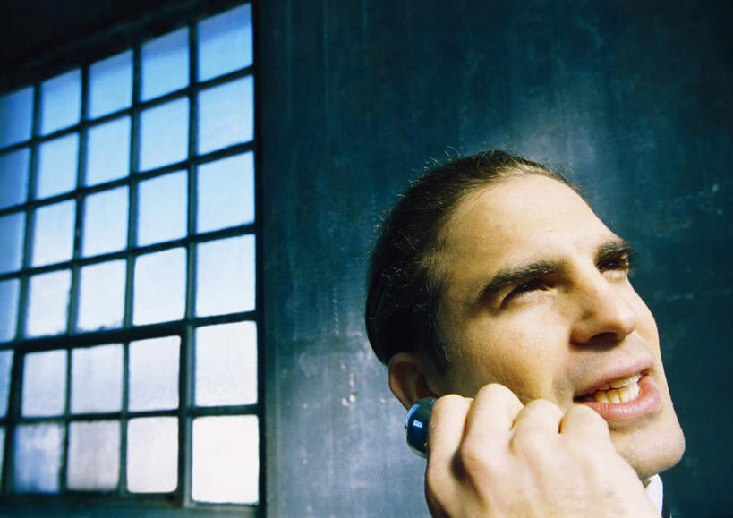 西方人,脸,头,脸颊,头发,一个人,科学家,站,举,笑,打电话,微笑,露齿笑,横图,室内,特写,白天,侧面,实验,窗户,电话,手机,欧洲,欧洲人,仅一个男性,仅一个人,一排,许多,握,阴影,研究,整齐,光线,科学,方格,影子,墙,实验室,研究室,拿,听,拿着,注视,通讯设备,玻璃窗,墙壁,墙面,排列,仅一个年轻男性,黄色,阳光,观察,看,托,站着,握着,观看,察看,队列,关注,化验,检验,研究所,科学研究者,一部,化验室,检验室,交流,男人,男性,年轻男性,白种人,头部,脸部,脸蛋,面部,科学工作者,沟通,举起,举手,举着,抬头,通话,向上举,向上伸,向上托,仰头,站立,半身,彩图