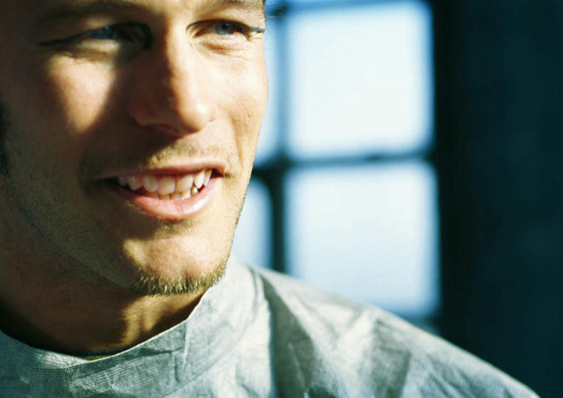 西方人,脸,头,脸颊,一个人,科学家,站,笑,微笑,露齿笑,横图,室内,特写,白天,正面,工作服,制服,实验,窗户,欧洲,欧洲人,仅一个男性,仅一个人,一排,许多,阴影,朦胧,模糊,研究,整齐,光线,科学,方格,影子,墙,实验室,研究室,注视,玻璃窗,墙壁,墙面,排列,仅一个年轻男性,阳光,观察,看,站着,观看,察看,队列,关注,化验,检验,研究所,科学研究者,化验室,检验室,工作制服,男人,男性,年轻男性,白种人,头部,脸部,脸蛋,面部,科学工作者,站立,半身,彩图,工作套服