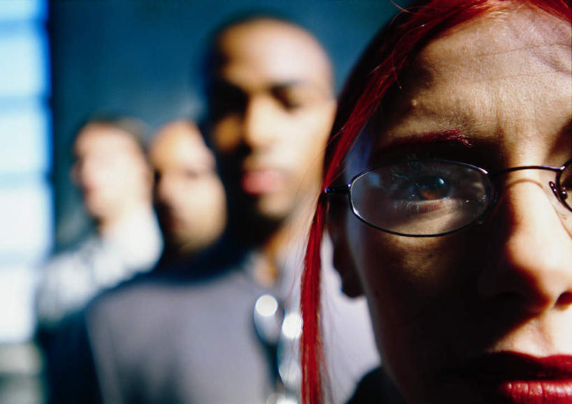 西方人,脸,头,脸颊,头发,四个人,伙伴,同事,朋友,科学家,笑,微笑,露齿笑,横图,室内,特写,白天,正面,工作服,制服,友谊,成功,合作,团队,集体,信心,实验,窗户,欧洲,欧洲人,一排,许多,阴影,朦胧,模糊,研究,整齐,光线,科学,方格,眼镜,影子,墙,实验室,研究室,注视,队伍,玻璃窗,墙壁,墙面,排列,红色,黑色,阳光,观察,看,观看,科研,察看,领导,成就,队列,关注,化验,检验,合伙,领袖,近视眼镜,研究所,科学研究者,化验室,检验室,工作制服,友情,男人,男性,年轻男性,年轻女性,女人,女性,白种人,头部,脸部,脸蛋,面部,科学工作者,半身,彩图,工作套服