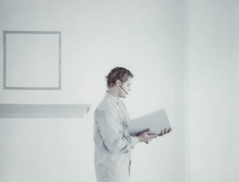 西方人,头发,一个人,站,捧,笑,微笑,横图,室内,白天,白色背景,侧面,工作服,制服,电脑,显示器,鼠标,键盘,欧洲,欧洲人,仅一个男性,仅一个人,握,网络,材料,档案,方格,文件,墙,拿,拿着,注视,输入设备,通讯设备,墙壁,墙面,仅一个年轻男性,一个,黄色,白色,资料,观察,看,站着,台式电脑,握着,单个,观看,察看,关注,文档,通信设备,输出设备,工作制服,男人,男性,年轻男性,白种人,端,端着,捧着,手捧,站立,半身,彩图,工作套服