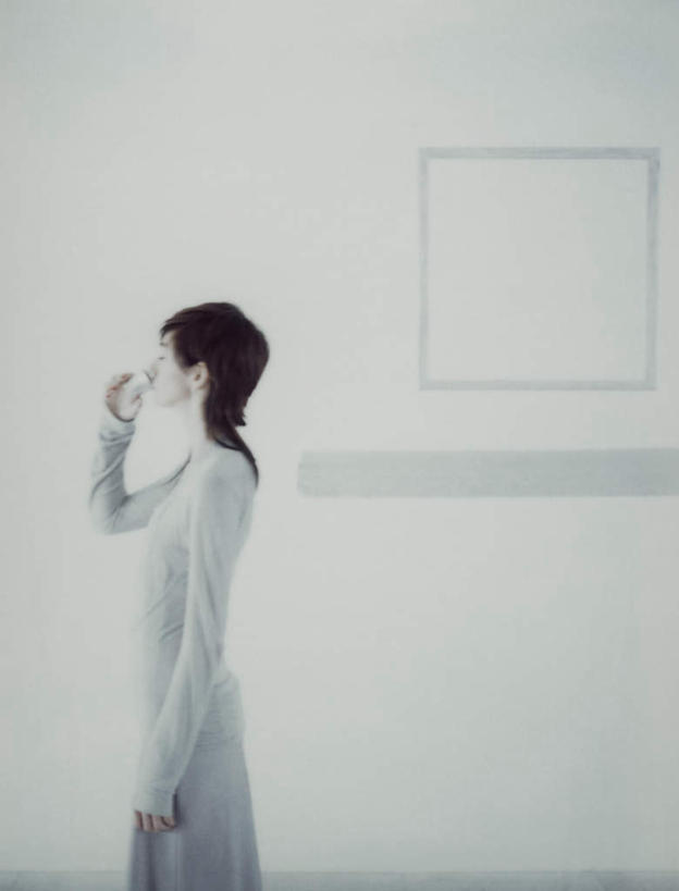 西方人,头发,一个人,站,举,闭眼,竖图,室内,白天,白色背景,侧面,裙子,电脑,显示器,鼠标,键盘,杯子,欧洲,欧洲人,仅一个年轻女性,仅一个女性,仅一个人,喝,握,连衣裙,网络,方格,墙,拿,拿着,输入设备,通讯设备,墙壁,墙面,一个,白色,水杯,看,托,站着,台式电脑,握着,单个,通信设备,输出设备,年轻女性,女人,女性,白种人,茶杯,闭眼睛,闭着眼,闭着眼睛,举起,举手,举着,向上举,向上伸,向上托,站立,半身,彩图