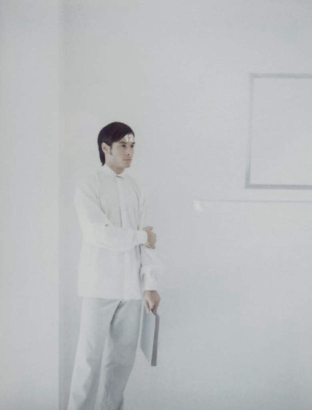 西方人,头发,一个人,站,笑,摸,微笑,竖图,室内,白天,白色背景,正面,工作服,制服,电脑,显示器,鼠标,键盘,欧洲,欧洲人,仅一个男性,仅一个人,抚摸,握,网络,材料,档案,文件,墙,拿,拿着,注视,输入设备,通讯设备,墙壁,墙面,仅一个年轻男性,白色,黑色,资料,观察,看,站着,台式电脑,握着,观看,察看,关注,文档,通信设备,输出设备,工作制服,男人,男性,年轻男性,白种人,触摸,接触,站立,半身,彩图,工作套服