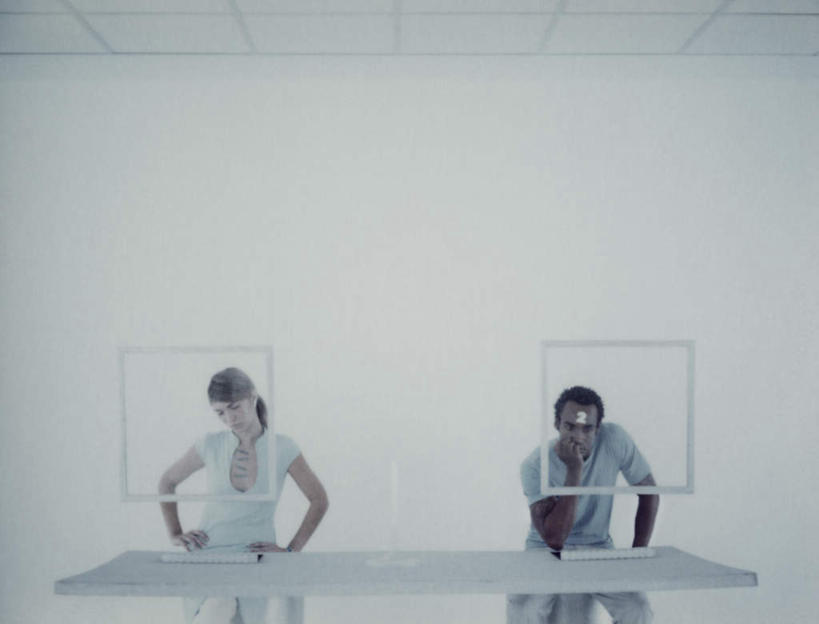 西方人,两个人,伙伴,朋友,坐,笑,摸,微笑,横图,室内,白天,白色背景,正面,工作服,制服,友谊,电脑,显示器,鼠标,键盘,桌子,椅子,欧洲,黑人,欧洲人,撑,抚摸,网络,办公桌,墙,托腮,注视,输入设备,通讯设备,手叉腰,墙壁,墙面,两个,叉腰,观察,看,托,台式电脑,观看,察看,撑着,双手叉腰,关注,托下巴,通信设备,输出设备,工作制服,友情,男人,男性,年轻男性,年轻女性,女人,女性,白种人,触摸,接触,坐着,半身,彩图,工作套服